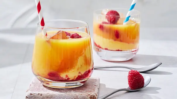 2 Gläser mit Eierlikör-Cocktail mit Strohhalmen und frischen Himbeeren - Foto: LECKER @ Bauer Media Group