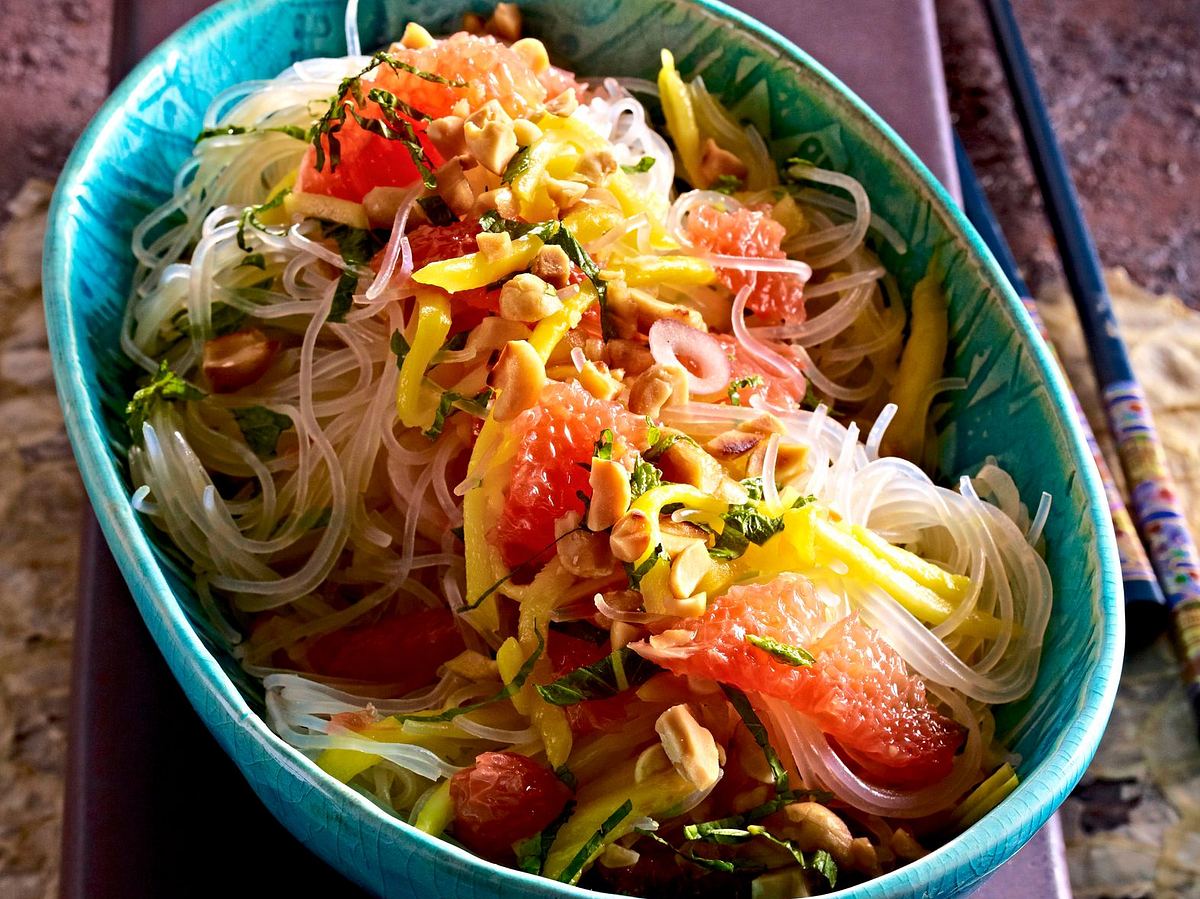 Fruchtiger Glasnudelsalat mit Mango Rezept