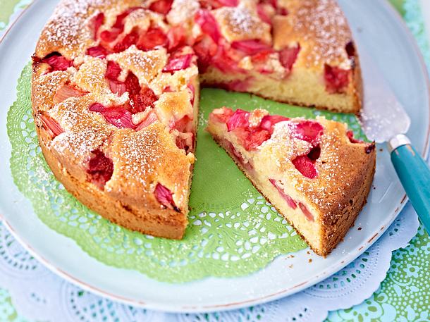 Fruchtiger Joghurtkuchen mit Rhabarber und Erdbeeren Rezept Fruchtiger Joghurtkuchen mit Rhabarber und Erdbeeren Rezept