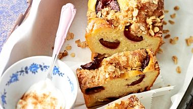 Fruchtiger Kastenkuchen mit Hafer-Crunch Rezept - Foto: House of Food / Bauer Food Experts KG