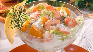 Fruchtiger Krabben-Cocktail im Glas serviert und mit Dill und Zitrone garniert. - Foto: LECKER @ Bauer Media Group Fruchtiger Krabben-Cocktail im Glas serviert und mit Dill und Zitrone garniert. - Foto: LECKER @ Bauer Media Group