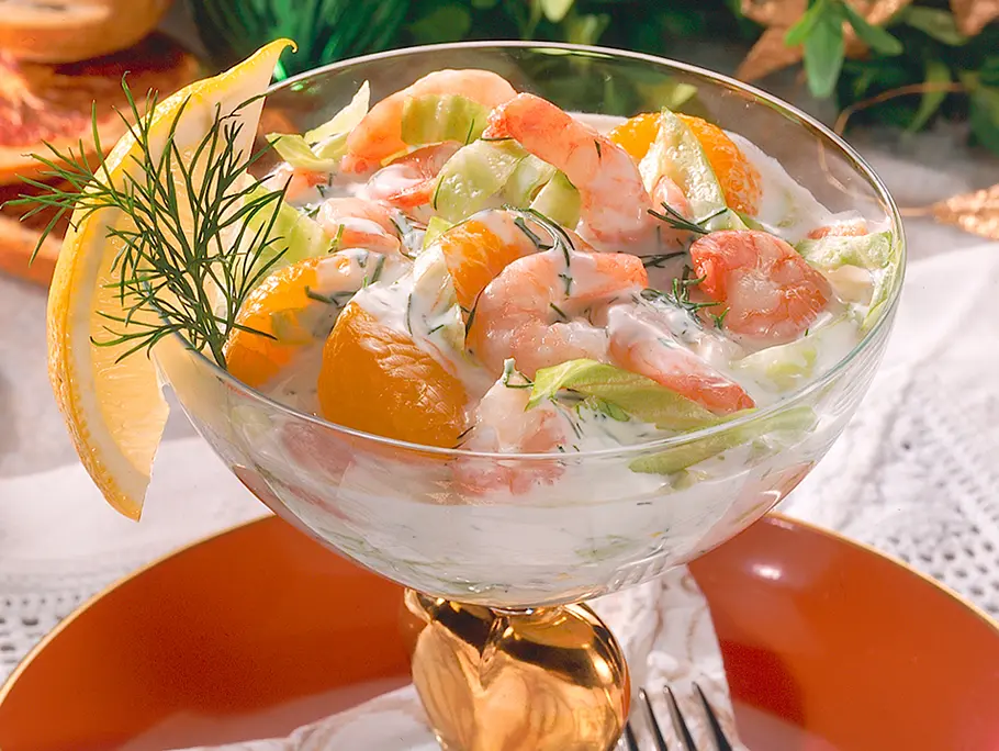 Fruchtiger Krabben-Cocktail Rezept Fruchtiger Krabben-Cocktail im Glas serviert und mit Dill und Zitrone garniert.