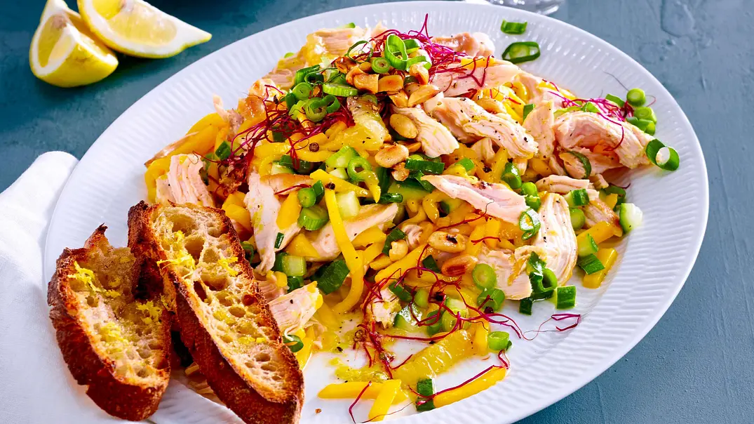Fruchtiger Mango-Hühnchen-Salat Rezept - Foto: LECKER @ Bauer Media Group Fruchtiger Mango-Hühnchen-Salat Rezept - Foto: LECKER @ Bauer Media Group