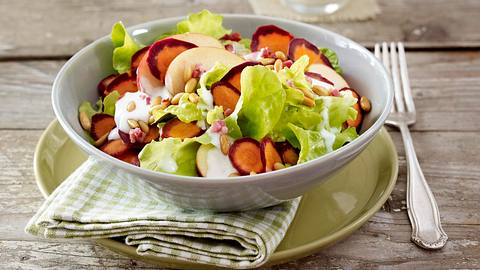 Fruchtiger Möhrensalat mit Joghurt-Dressing Rezept - Foto: House of Food / Bauer Food Experts KG