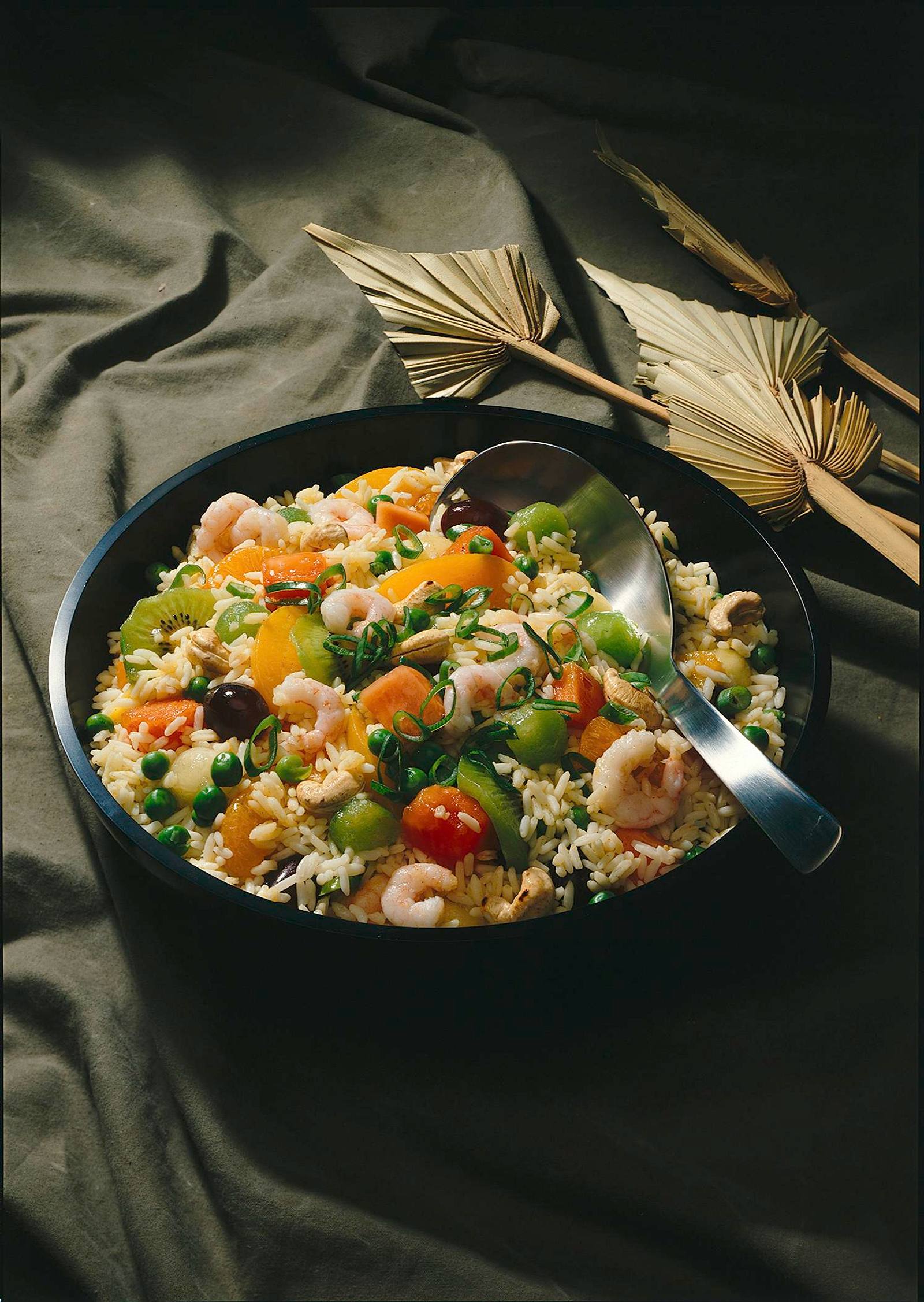 Fruchtiger Reissalat mit Krabben Rezept | LECKER