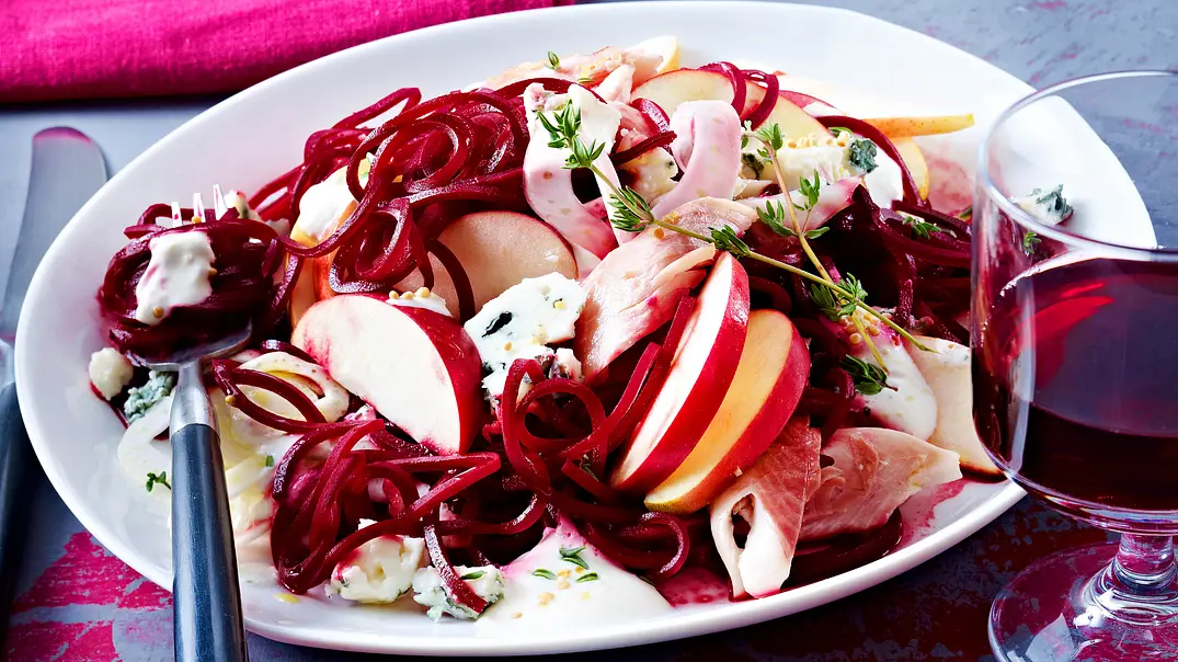 Fruchtiger Rote Bete-Salat mit Räucherforelle und Roquefort - Foto: LECKER @ Bauer Media Group Fruchtiger Rote Bete-Salat mit Räucherforelle und Roquefort - Foto: LECKER @ Bauer Media Group