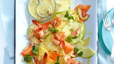 Fruchtiger Salat aus Ananas, Apfel und Möhren mit Garnelen Rezept - Foto: LECKER @ Bauer Media Group