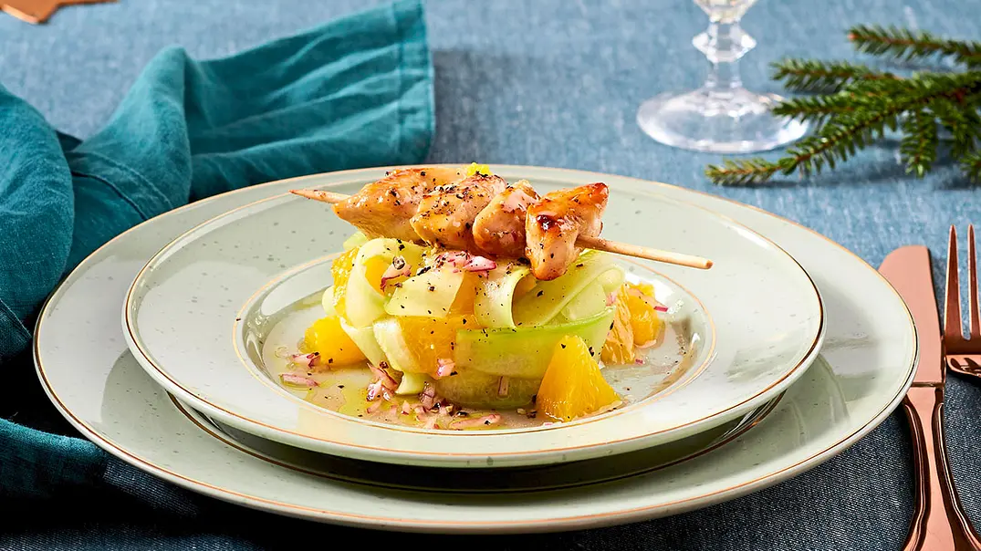 Fruchtiger Salat mit Hähnchen-Spießen Rezept - Foto: LECKER @ Bauer Media Group Fruchtiger Salat mit Hähnchen-Spießen Rezept - Foto: LECKER @ Bauer Media Group