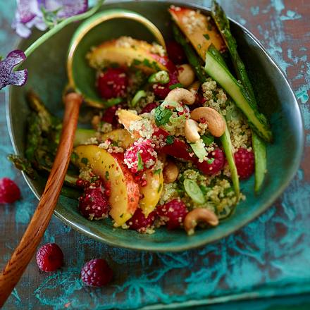 Fruchtiger Spargelsalat mit Himbeeren, Nektarinen und Quinoa Rezept Fruchtiger Spargelsalat mit Himbeeren, Nektarinen und Quinoa Rezept