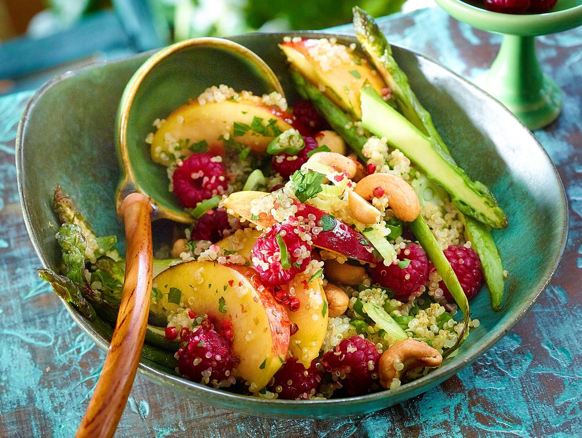 Fruchtiger Spargelsalat mit Quinoa Rezept