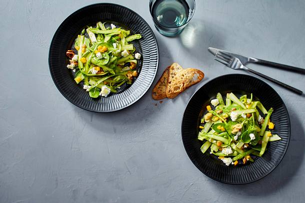 Fruchtiger Spargelsalat mit Ziegenkäse Rezept | LECKER