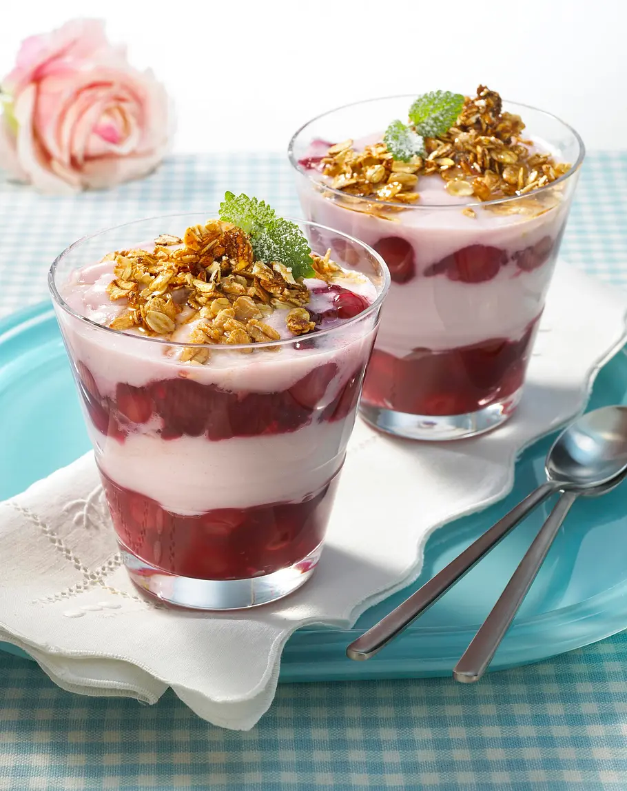 Fruchtiges Buttermilch Dessert mit Haferflocken-Crunchies Rezept Fruchtiges Buttermilch Dessert mit Haferflocken-Crunchies Rezept