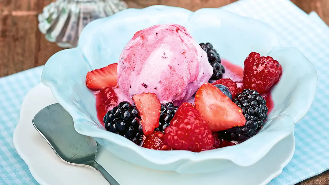 Fruchtiges Joghurteis mit Beeren Rezept - Foto: LECKER @ Bauer Media Group