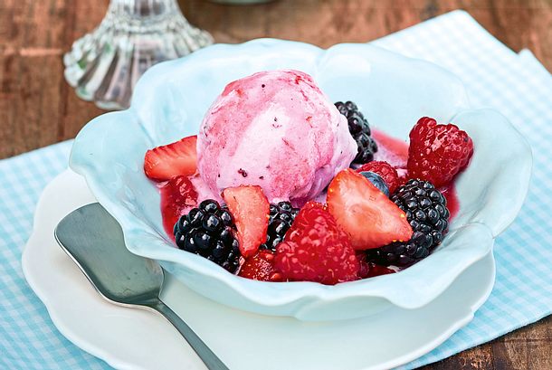 Fruchtiges Joghurteis mit Beeren Rezept Fruchtiges Joghurteis mit Beeren Rezept