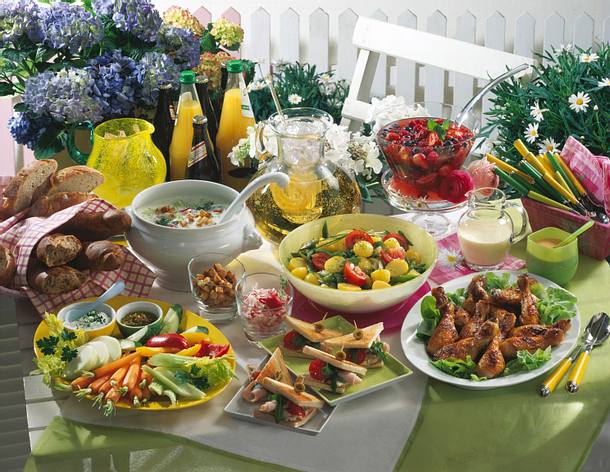 Fruchtkaltschale mit Vanille-Sahne-Soße Rezept