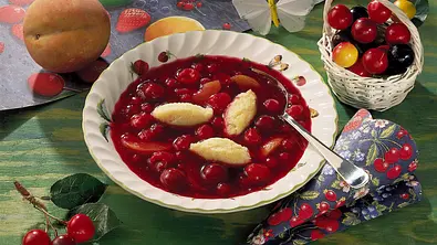 Fruchtsuppe mit Grießklößchen Rezept - Foto: LECKER @ Bauer Media Group