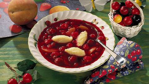 Fruchtsuppe mit Grießklößchen Rezept - Foto: House of Food / Bauer Food Experts KG