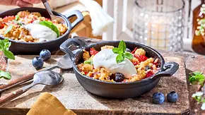 Früchte-Crumble mit Frozen Yogurt Rezept - Foto: LECKER @ Bauer Media Group Früchte-Crumble mit Frozen Yogurt Rezept - Foto: LECKER @ Bauer Media Group