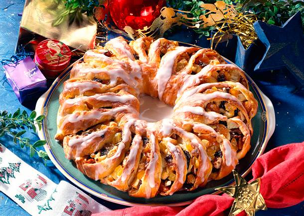 Früchtekranz mit Aprikosen-Pflaumen-Füllung Rezept