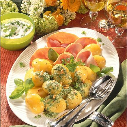 Frühkartoffeln mit Pesto & Kräuter-Dip Rezept Frühkartoffeln mit Pesto & Kräuter-Dip Rezept
