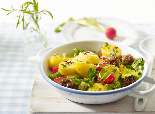 Frühlings-Kartoffelsalat mit Hackbällchen Rezept