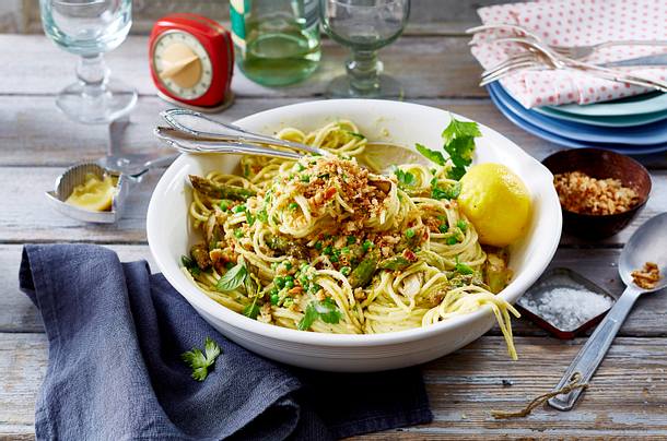Frühlings-Spaghetti mit grünem Spargel Rezept Frühlings-Spaghetti mit grünem Spargel Rezept
