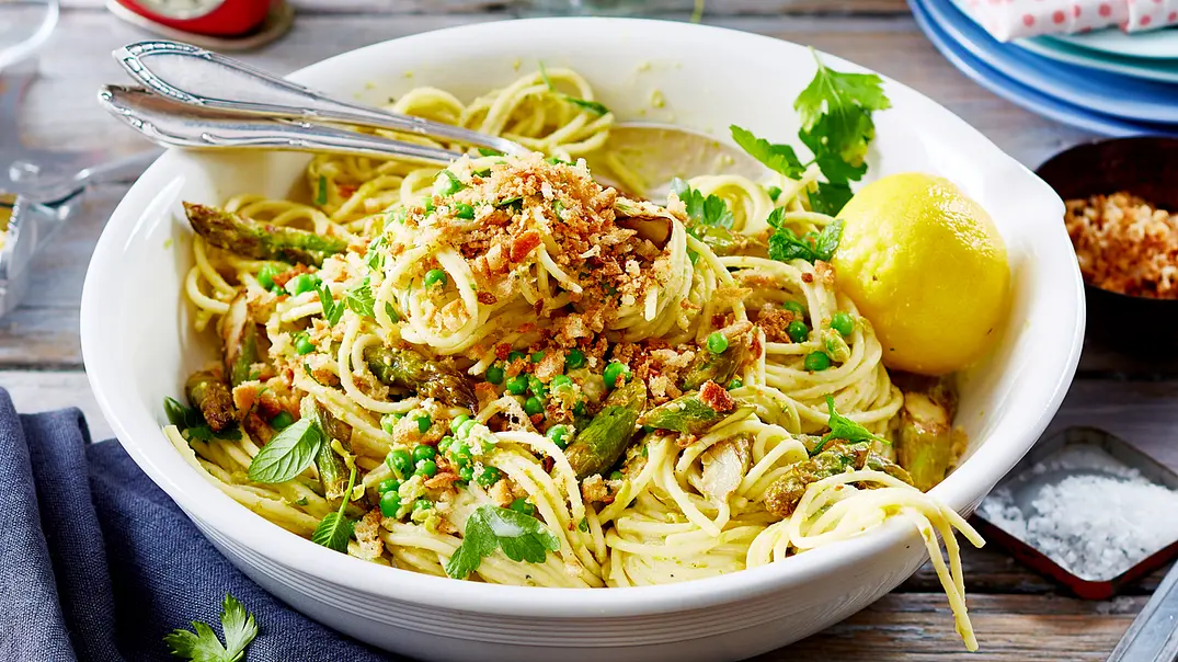 Frühlings-Spaghetti mit grünem Spargel in einer weißen Schale. - Foto: LECKER @ Bauer Media Group