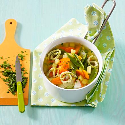 Frühlingseintopf mit Kräuterpfannkuchen Rezept Frühlingseintopf mit Kräuterpfannkuchen Rezept