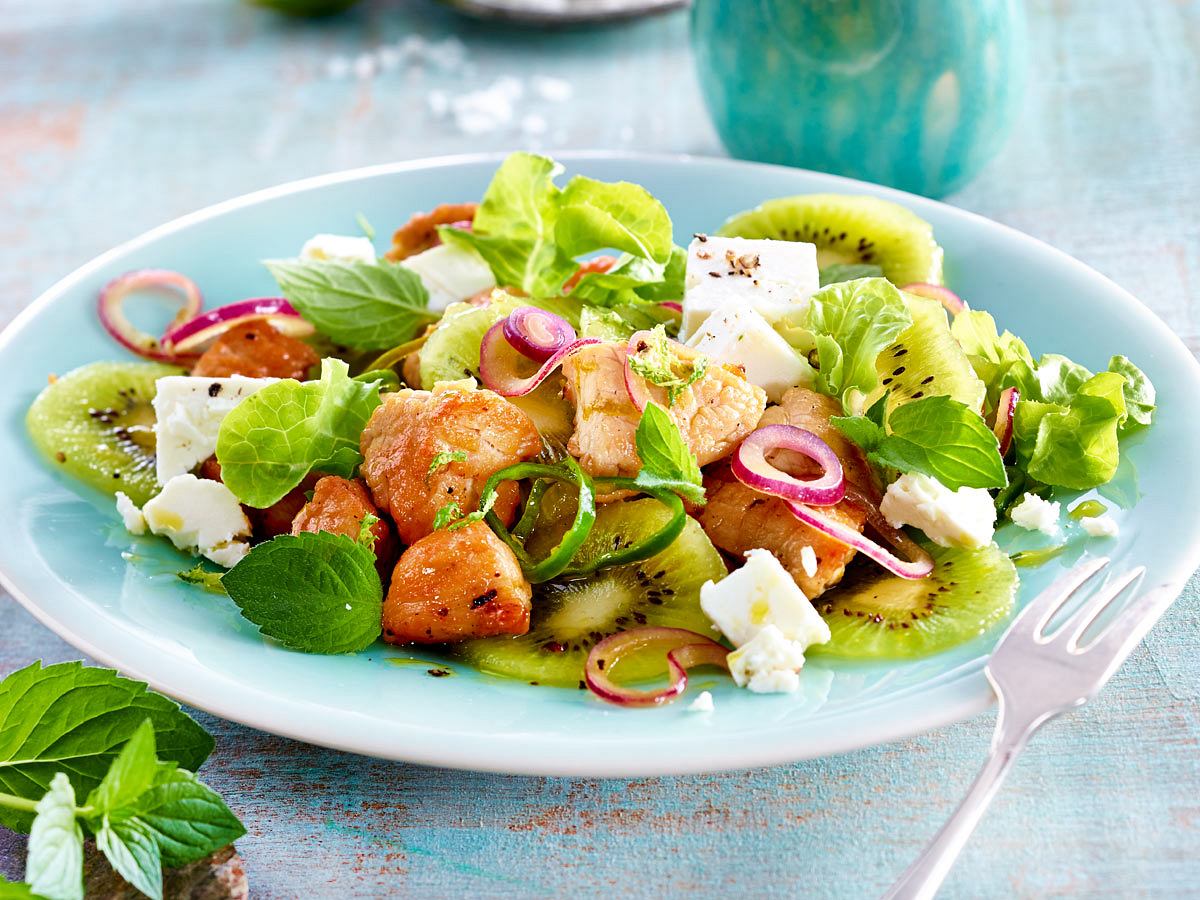 Frühlingsfit-Salat mit Kiwi, Pute und Feta