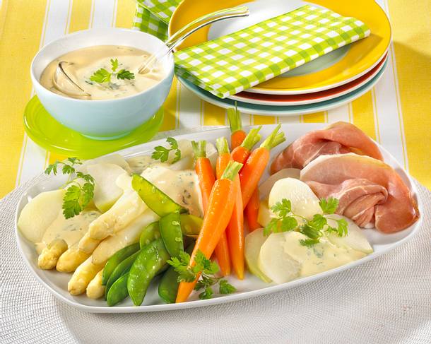 Frühlingsgemüse-Platte mit Zitronen-Kerbel-Hollandaise Rezept Frühlingsgemüse-Platte mit Zitronen-Kerbel-Hollandaise Rezept