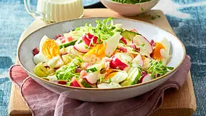 Resteküche: Bunter Eiersalat mit Radieschen, Kresse und Gurken. - Foto: LECKER @ Bauer Media Group