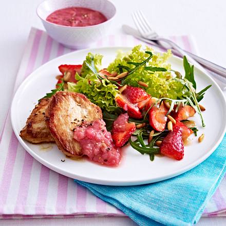 Frühlingshafter Erdbeer-Blattsalat zu Schnitzeln und Rhabarber-Chutney Rezept