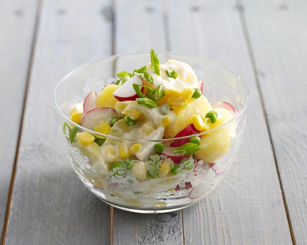 Frühlingshafter Kartoffelsalat mit Mayonnaise und Frikadellen Rezept