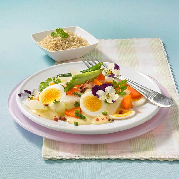 Frühlingshaftes Eierragout mit Kräutersoße Rezept Frühlingshaftes Eierragout mit Kräutersoße Rezept