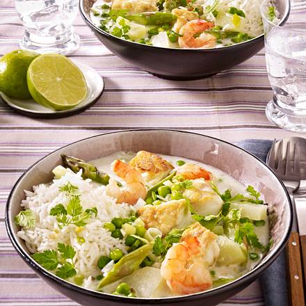 Frühlingshaftes Fischcurry mit Garnelen, Seelachsfilet, Erbsen und Kohlrabi Rezept Frühlingshaftes Fischcurry mit Garnelen, Seelachsfilet, Erbsen und Kohlrabi Rezept