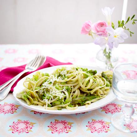 Frühlingspasta mit Erbsenpesto und Manchegokäse Rezept Frühlingspasta mit Erbsenpesto und Manchegokäse Rezept