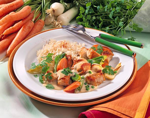 Frühlingsputengulasch mit Reis Rezept Frühlingsputengulasch mit Reis Rezept