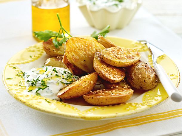 Frühlingsquark mit gebackenen Sesam-Kartoffeln Rezept Frühlingsquark mit gebackenen Sesam-Kartoffeln Rezept