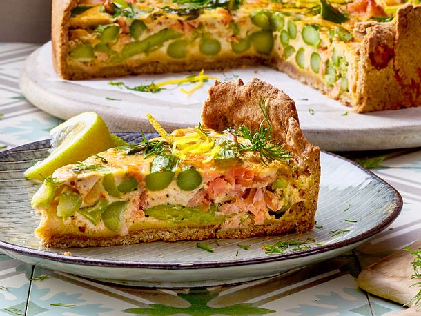 Frühlingsquiche mit grünem Spargel und Räucherlachs Rezept Frühlingsquiche mit grünem Spargel und Räucherlachs Rezept
