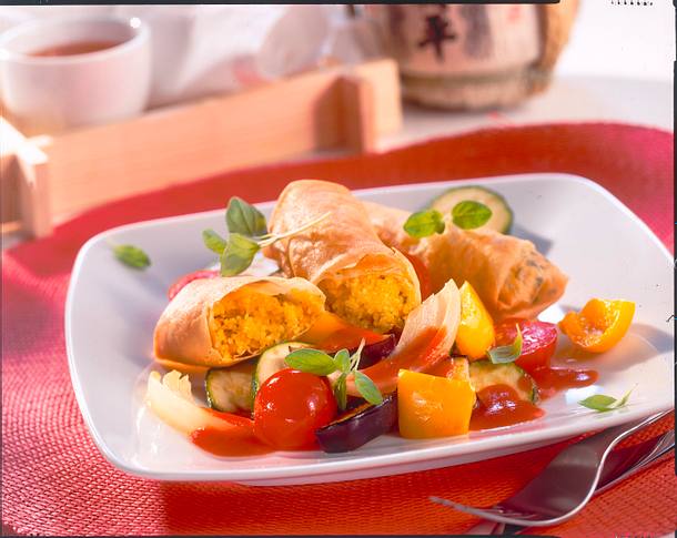 Frühlingsrollen mit Couscousfüllung auf Ratatouille-Gemüse Rezept Frühlingsrollen mit Couscousfüllung auf Ratatouille-Gemüse Rezept