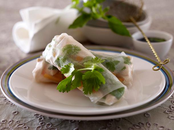 Frühlingsrollen mit Hähnchenfilet und Sojasoße Rezept