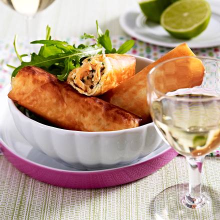 Frühlingsrollen mit pochiertem Lachs und Frischkäse Rezept Frühlingsrollen mit pochiertem Lachs und Frischkäse Rezept