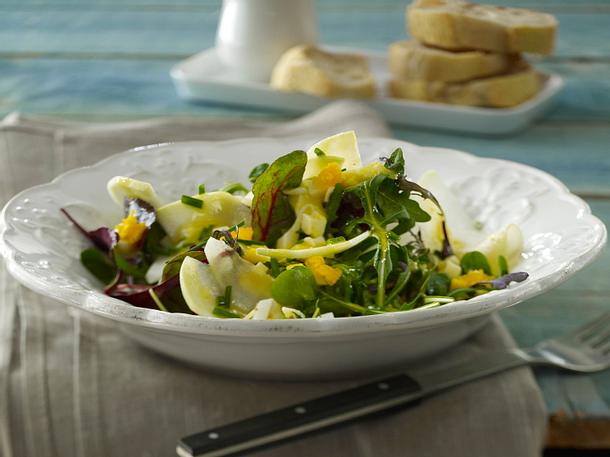 Frühlingssalat mit Ei-Vinaigrette Rezept Frühlingssalat mit Ei-Vinaigrette Rezept