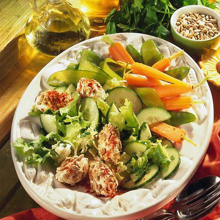 Frühlingssalat mit Frischkäsenocken Rezept Frühlingssalat mit Frischkäsenocken Rezept
