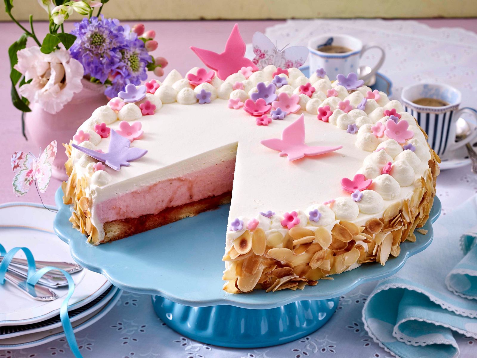 Frühlingstorte mit Erdbeercreme Rezept | LECKER