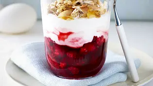 Himbeerkompott mit Joghurt und Nussmüsli - Foto: LECKER @ Bauer Media Group Himbeerkompott mit Joghurt und Nussmüsli - Foto: LECKER @ Bauer Media Group