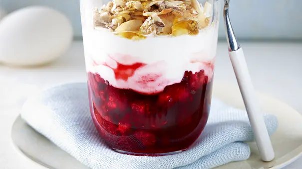 Himbeerkompott mit Joghurt und Nussmüsli - Foto: LECKER @ Bauer Media Group Himbeerkompott mit Joghurt und Nussmüsli - Foto: LECKER @ Bauer Media Group