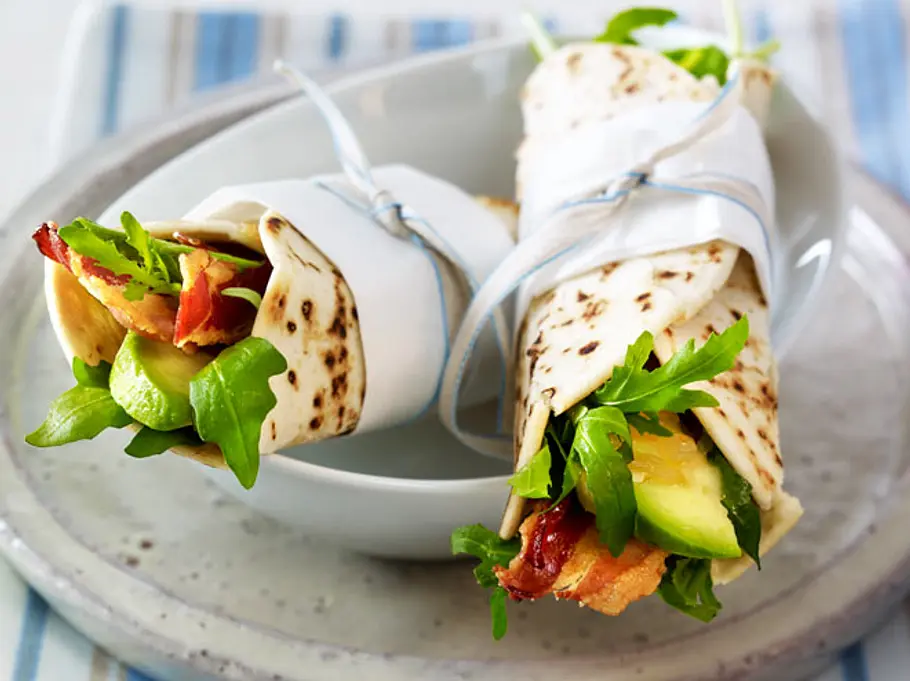 Frühstücksburrito mit Speck-Avocadosalat