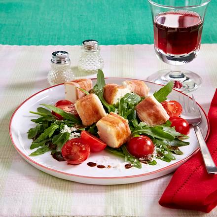 Frühstücksspeck-Schafskäse-Röllchen auf Rauke Rezept Frühstücksspeck-Schafskäse-Röllchen auf Rauke Rezept