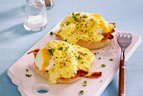 Frühstückstoasties mit Eggs Benedict Rezept Frühstückstoasties mit Eggs Benedict Rezept